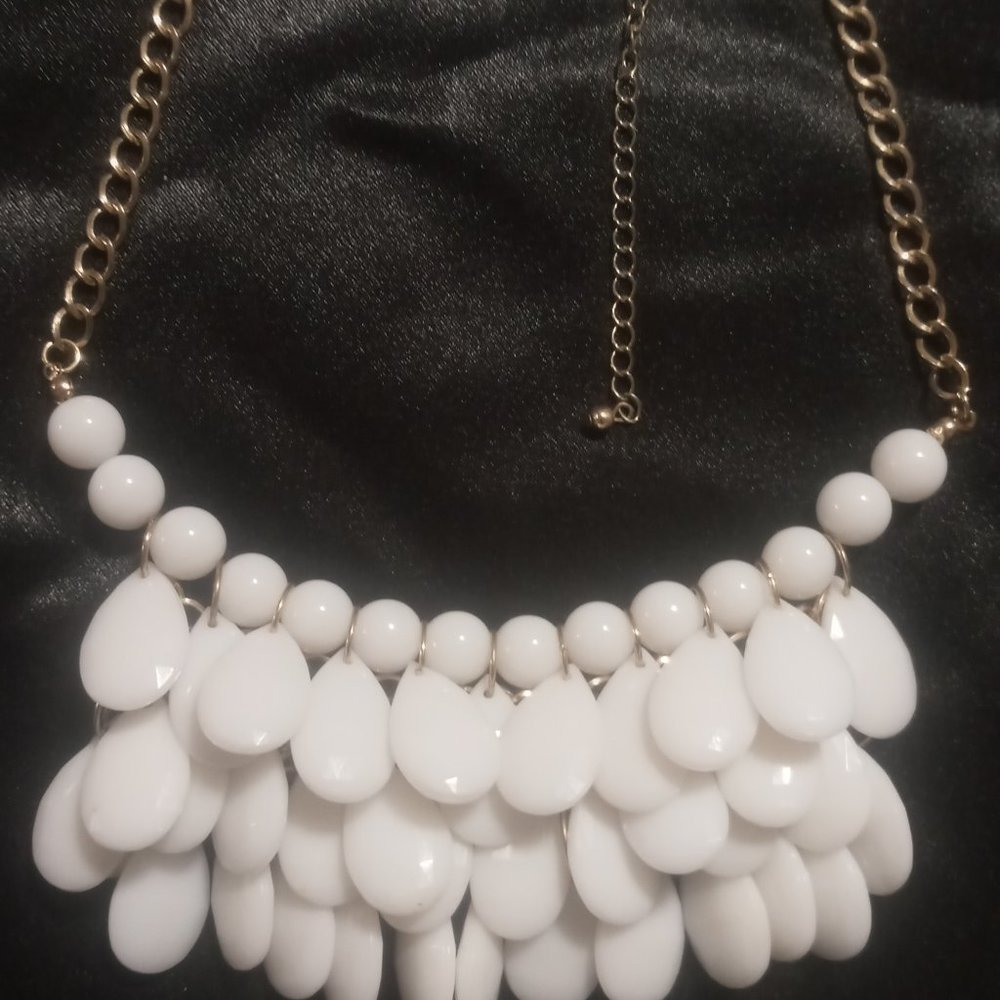 🎄White and gold bib necklace.